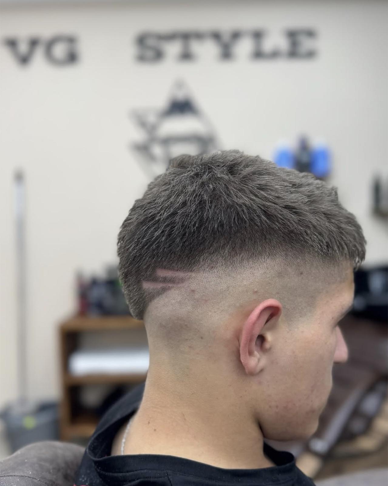 Fade прическа с избръснат графичен детайл